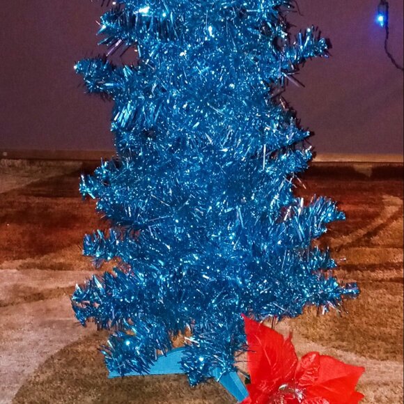 Sparkly Christmas Tree Blue Tinsel Table Top Decor Retro-Style w/FREE skirt - Picture 7 of 8